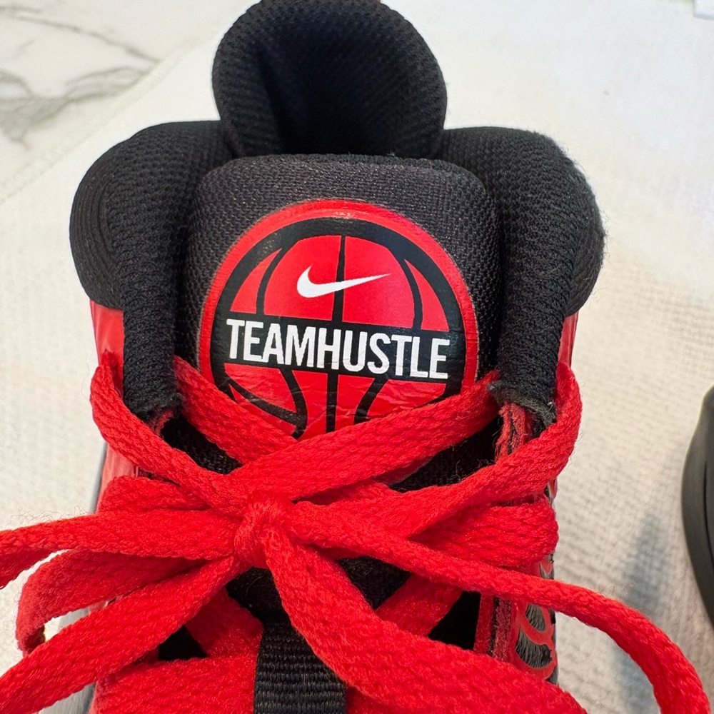 Kids Nike Team Hustle D9 GS 'University Red' basketball shoes - Picture 8 of 9